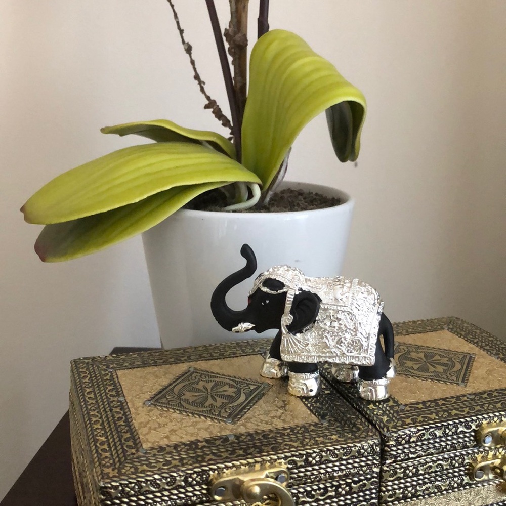 NWOT Beautiful elephant statue designed in silver